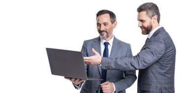 İletişim. Serbest çalışan adamlar internete yüklüyor. Çevrimiçi çalışan serbest çalışan. İş adamları serbest çalışmak için dizüstü bilgisayar kullanır. İşletme bilgisayarında serbest çalışmak. Serbest çalışan işadamları beyazları izole ediyor. Çevrimiçi eğitim.