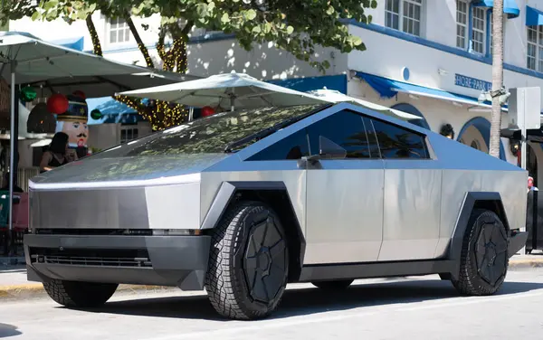 Miami, Florida, ABD - 06 Aralık 2024 Tesla Cybertruck elektrikli kamyonet vagonu. Tesla Cybertruck 'ın elektrikli arabası. Tesla Cybertruck 'ın arabası dışarıda park edilmiş. Tesla Cybertruck, köşe manzaralı..