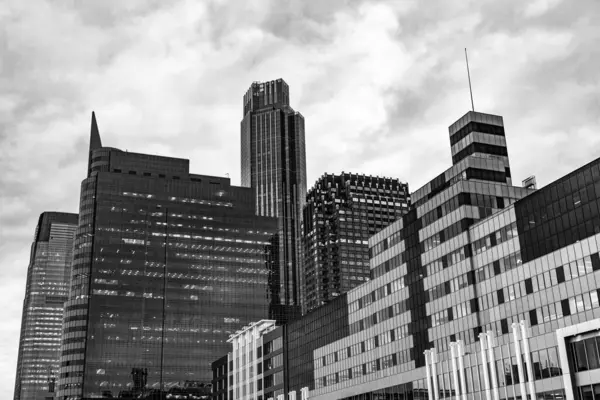 Şehir merkezinde gökdelenli. İş bölgesindeki ofis binası. Gökdelen mimarisi. Ön cepheli gökdelen. Modern bina. Metropolis City 'deki gökdelen. Mimari şehir.