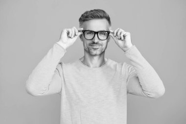 Olgun adam gözlüklü bak. Görüş keskinliği ve görme yeteneği. Vizyon görüşü düzeltmesi. Gözlüklü adam iyi görünüyor. Görmekte zorlanıyorum. Mavili adam için göz giysisi. Gözlükle iyi görünüyorsun. Bulanık görme.