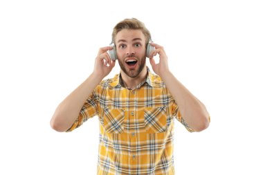 Beyazlara izole edilmiş kulaklıkla müzik dinleyen bir adam. Süpriz öğrenci milenyum erkek yaşam tarzı. Müzik tarzı. Ses kitabını dinle. Milenyum insanı yaşam tarzı. Yaşam tarzı ve müzik.