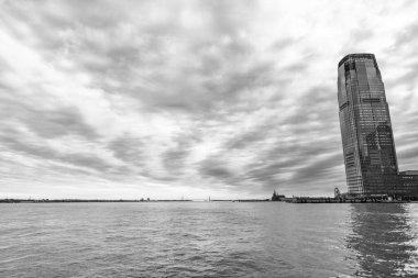 Gökdelen mimarisi. Gün batımında gökdelen. Metropolis City 'deki modern bina. Metropolis City 'deki gökdelen. Şehir merkezinde gökdelenli. Metropolis gökyüzü ve şehir manzarası gün batımında.