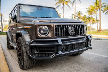 Miami, Florida, ABD - 05 Aralık 2024: 2021 Mercedes Benz G geçiş aracı. Mercedes Benz G tipinde lüks bir araba. Mercedes Benz 'in arabası dışarıda park edilmiş. Mercedes Benz G, köşe görünümü.
