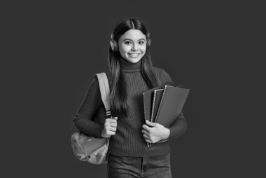 Eğitim kavramı. Kırmızıda izole edilmiş genç kız öğrenci. 1 Eylül. Lise eğitimi. Eearning yoluyla bilgi. Genç kız çalışma kitabını tutuyor. Okula dönelim. Bilgi toplama günü. Çevrimiçi değerlendirmeler.