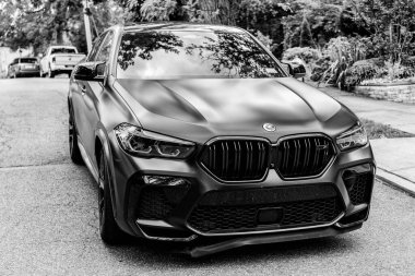 New York City, ABD - 26 Ağustos 2023: BMW X6 SUV araç geçişi, ön manzara.