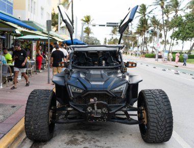 Miami, Florida, ABD - 14 Aralık 2024: Böcek Polaris RZR 800. Polaris RZR 800 'ün lüks arabası. Polaris RZR 800 arabası dışarıda park edilmiş. Polaris RZR 800, ön manzara.