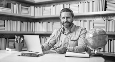 Öğretmen çevrimiçi uzaktan kumanda. uzak özel eğitim. Bilgi ve eğitim. Öğretmen dizüstü bilgisayarda çalışıyor. Öğretmen sanal sınıflarla uzaktan eğitim alıyor. uzaktan eğitim. IT servisleri.