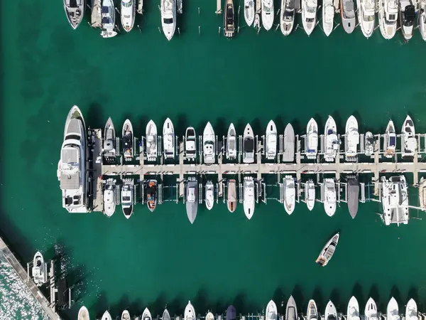 Lüks yatı olan Güney Point Miami marinası. Yaz tatili. Lüks Güney Sahili marinası. Lüks bir yat. Miami güney sahili manzaralı. Yat kulübü. Marina Miami, Florida 'da. Özel rıhtım. Lüks yaşam tarzı..