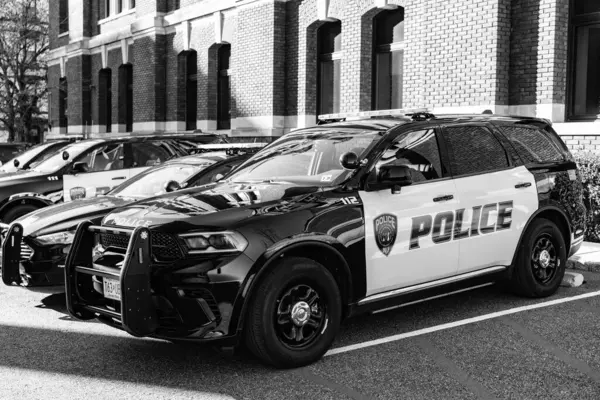 New York City, ABD - 25 Mart 2024 Dodge Durango Polis arabası açık hava manzaralı.
