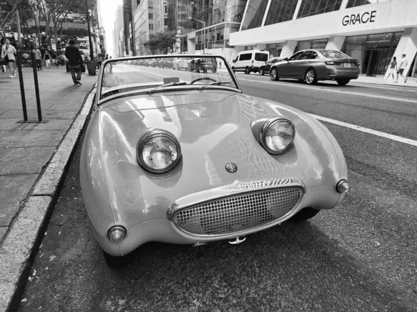 New York City, ABD - 06 Ağustos 2023: Austin Healey Sprite 1960 model üstü açık spor araba, ön manzara.