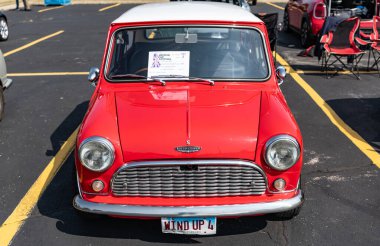 Chicago, Illinois, ABD - 08 Eylül 2024: Austin Mini Cooper 'ın üstü açılabilir arabası, köşe manzaralı. Retro araba. Retro Red Austin Mini Cooper 'ın arabası. Austin Mini Cooper Chicago 'da