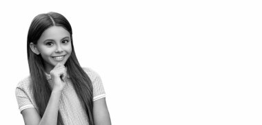 Beyazlar içinde izole edilmiş genç bir kızın portresi. Genç kız kameraya bakıyor. Sıradan bir yaz stili. Tarz sahibi kızın uzun saçları var. Gençlerin yaz moda tarzı. Kız için tarz. Boşluğu kopyala.