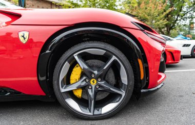 Chicago, Illinois - 29 Eylül 2024 Ferrari Purosangue kırmızı renk. Ferrari Purosangue SUV sokağa park etmiş. Tekerlek. Şatoda lüks Ferrari Purosangue