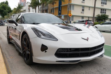 Miami, Florida, ABD - 12 Aralık 2024 Chevrolet Corvette C7 Chevy spor arabası. Chevrolet Corvette C7 tipi lüks bir spor araba. Chevrolet Corvette 'in arabası dışarıda park edilmiş. Chevrolet Corvette, köşeye.