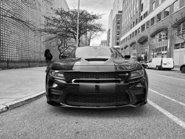 New York City, ABD - Mart 2024 Dodge Charger SRT Helkat otomotiv markalı araba, ön manzara.