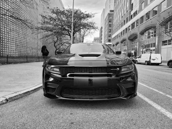 New York City, ABD - Mart 2024 Dodge Charger SRT Helkat otomotiv markalı araba, ön manzara.