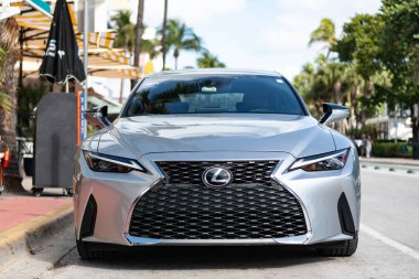 Miami, Florida, ABD - 09 Aralık 2024 Lexus 2022 Sports Scar. Lexus tipi lüks bir spor araba. Lexus 'un arabası dışarıda park halinde. Lexus spor arabası, ön manzara..