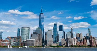 New York City, Manhattan Skyline ile Hudson Nehri üzerinde, New York, ABD NYC, New York. Kentsel Gökdelenler ABD ile New York City Skyline. Aşağı Manhattan ve New York 'taki Bir Dünya Ticaret Merkezi