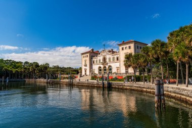 Miami, Florida - 01 Aralık 2024: Vizcaya Müzesi ve Bahçeleri. Villa Vizcaya Tarih Müzesi. Florida 'nın tarihi simgesi. Vizcaya Müzesi rıhtım mimarisi. Turistik bir yer.