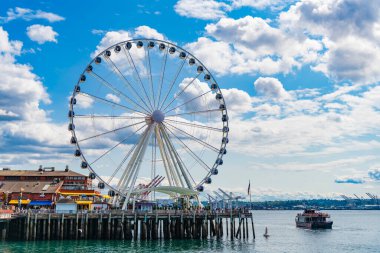 Seattle, Washington, ABD, 26 Temmuz 2024: Dönme dolap. Dönme dolabı olan bir lunapark. Gözlem Dönme dolabı. Gözlem tekerindeki panayır gezisi. Eğlence parkı. Boşluğu kopyala.