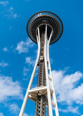 Seattle, Washington, ABD - 26 Temmuz 2024: Modern Seattle mimari simgesi. Uzay iğnesinin mimarisi. Seattle ve Space Needle kulesi. Gökyüzü kadar yüksek mimari simgesi. Seattle dönüm noktası.