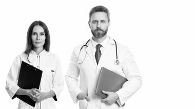 Reçeteli. İlaç ve sağlık sigortası. Hastanedeki doktor. Doktorun reçetesi var. Doktor dahiliyecisi beyaz pano ile izole edilmiş. Hemşireye reçete yazan doktor. reklam.