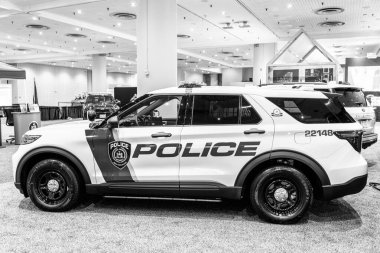 New York City, ABD - 27 Mart 2024: Ford Explorer polis arabası New York Uluslararası Otomobil Fuarı, yan görüş.