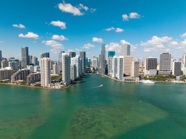 Miami şehrinin ufuk çizgisi Brickell anahtarı. Miami şehir merkezinde. Gökdelen binası. Şehir merkezindeki şehir manzarası. Şehir mimarisi. Miami şehir merkezi silueti. Miami gökdelen şehir manzarası.