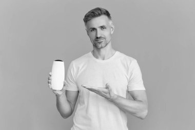 Tıraş losyonu. Markasız malı olan adam. Saç bakımı ve cilt bakımı. Traş losyonu kozmetik ürünleri. Kepeğe karşı saç jölesi. Tıraş losyonu teklif et. Erkekler için kozmetik ürünleri sunuyorum. Derin durum.