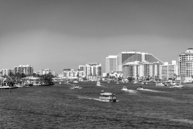 Fort Lauderdale, Florida, ABD - 25 Mart 2023 Florida 'da Fort Lauderdale' de liman binaları ve teknelerle Skyline manzarası.