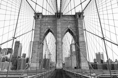 Brooklyn 'deki tarihi köprünün mimarisi. New York Köprüsü, Manhattan ve Brooklyn 'i birbirine bağlıyor. New York 'un Brooklyn Köprüsü. Amerikan mimarisi tarihi eser. Brooklyn cazibesi.