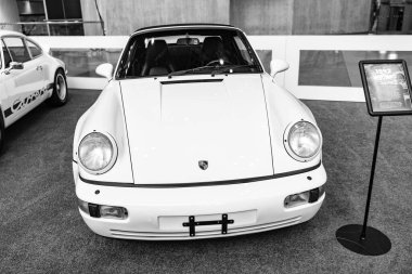 New York City, ABD - 27 Mart 2024: 1992 Porsche 911 964 üstü açılabilir araç Manhattan 'daki Uluslararası Otomobil Fuarı' nda..