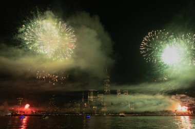 New York Manhattan havai fişekleri arifesinde. Manhattan 'da havai fişekler. New York 4 Temmuz Havai fişekleri. Flashing Fireworks ile New York City Skyline Manhattan. Bağımsızlık Günü