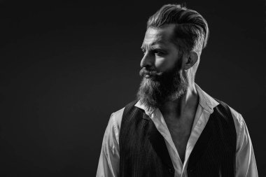 Bıyıklı adam. Berber dükkanı. Kızıl sakallı, vahşi, zarif bir adam. Erkeksi erkek giyimi. Gri bıyıklı sakallı adam. Erkeklerin güzelliği. Kızıl saçlı vahşi adam portresi. Pankart.