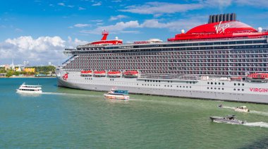 Miami, Florida, ABD - 03 Kasım 2024: Gemi turu ve deniz yolculuğu. Miami sahil limanında gemi. Virgin Voyages yolcu gemisi yolculuğu. Yaz tatilinde gemi turu. Bakire Yolculukları hattı. Yaz zamanı..