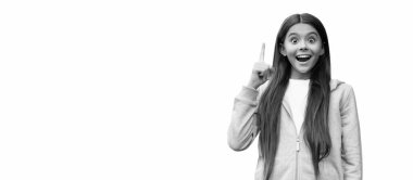 Genç kız kameraya bakıyor. Sıradan bir spor tarzı. Tarz sahibi kızın uzun saçları var. Gençlerin bahar modası. Kız için tarz. Beyazlar içinde izole edilmiş genç bir kızın portresi. Fikirden esinlenerek.