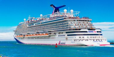 Miami, Florida, ABD - 9 Haziran 2024: Karnaval Horizon yolcu gemisi yolculuğu. Yaz tatilinde gemi turu. Karnaval yolcu gemisi. Gemi turu ve deniz seyahati. Gemi Miami sahil limanından ayrılıyor..