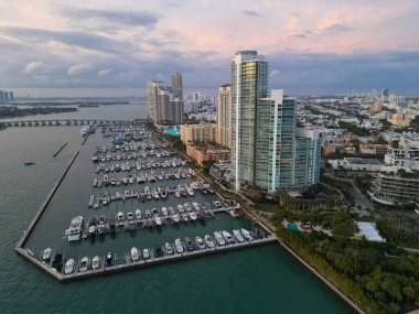 Miami güney sahili manzaralı. Yat kulübü. Marina Miami, Florida 'da. Özel rıhtım. Lüks yatı olan Güney Point Miami marinası. Yaz tatili. Lüks Güney Sahili marinası. Lüks bir yat. Florida gökdeleni.