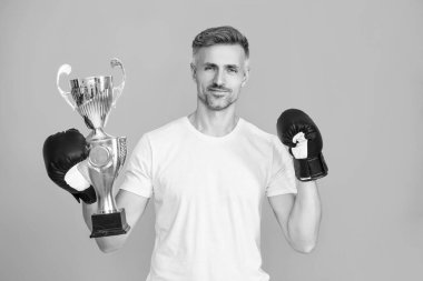 Spor başarısı ve zafer. Şampiyonlar kupası. Boks sporunu kazanan sporcu. Başarılı bir spor. Olgun boksör şampiyonu. Başarıyı kutluyoruz. Boks şampiyonu. Kendisiyle gurur duyuyor..