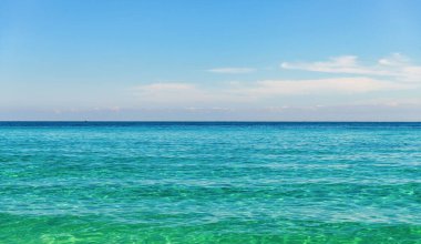 Aquamarine okyanus doğası. Temiz turkuaz deniz suyunun arka planı. Idyllic yaz tatili. Akdeniz 'de. Dalgalı yüzey. Okyanus sahili. Deniz suyu yüzeyi. Okyanusun dalgalı suyu.