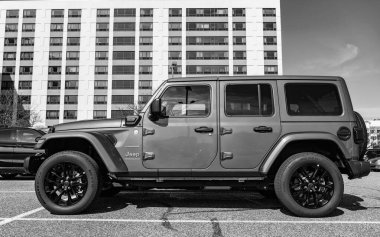 New York, ABD - 31 Mart 2024 Jeep Wrangler Sınırsız Sahara mavi spor arabası, yan görüş.