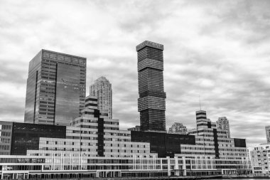 Ön cepheli gökdelen. Modern bina. Metropolis City 'deki gökdelen. Şehir merkezinde gökdelenli. İş bölgesindeki ofis binası. Gökdelen mimarisi. Yükseklik.