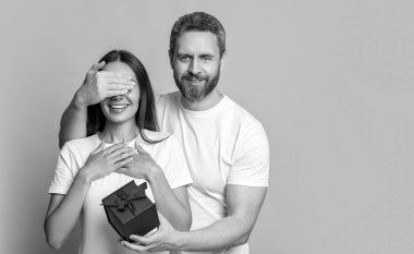 Sevgi dolu adam Sevgililer Günü için hediye veriyor. Sürpriz kadına hediye kutusu. Sevgilisinden hediye alan kız arkadaşı. Sevgililer Günü çifti. Birbirine aşık bir çift. Kadınlar günü hediyesi. Pankart.