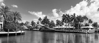 Yaz tatili. Yat teknesi. Lüks bir yatta yaz tatili. Villa ile birlikte denizde geçirdiğimiz yaz tatilinin tadını çıkarıyorum. Bir sürat teknesiyle yaz tatili. Panoramik görünüm.