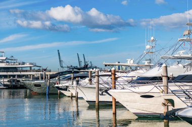 Yaz tatili. Lüks marina. Sefer teknesi denizde yüzüyor. Tekne turizmi. Deniz marinası. Lüks yat marinası. Lüks bir yat limanında. Lüks liman. Denizde motorlu tekne.