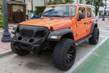 Miami, Florida, ABD - 09 Aralık 2024: Jeep Wrangler SUV arabası. Jeep Wrangler SUV tipi lüks bir araba. Jeep Wrangler 'ın arabası dışarıda. Jeep Wrangler, köşe manzaralı..