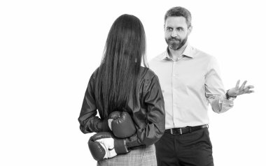 İş ortakları boks eldivenleriyle dövüşüyor. Öfke kontrolü. İki iş adamıyla iş kavgası. İş adamları birbirlerine karşı savaşırlar. İş takımı kavgası.