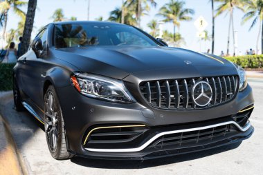 Miami, Florida, ABD - 06 Aralık 2024 Mercedes Benz C 2023 arabası. Mercedes Benz C V8 biturbo tipi lüks bir araba. Mercedes Benz 'in arabası dışarıda park edilmiş. Mercedes Benz C, ön manzara..