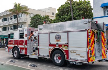 Miami, Florida, ABD - 16 Aralık 2024: büyük itfaiye aracı. İtfaiye aracı, görüş açısı. Pierce Özel İtfaiye Aracı. İtfaiye aracı. Miami 'de itfaiye..