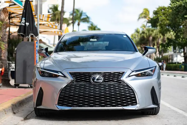 Miami, Florida, ABD - 09 Aralık 2024 Lexus 2022 Sports Scar. Lexus tipi lüks bir spor araba. Lexus 'un arabası dışarıda park halinde. Lexus spor arabası, ön manzara..